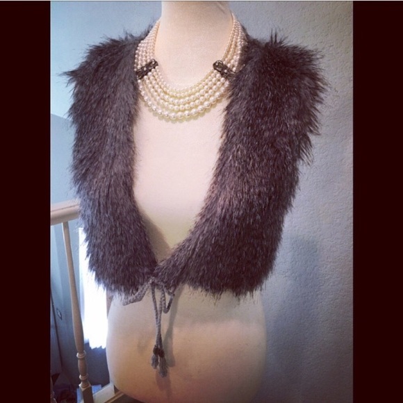 🙌🔥Allen Schwartz Gray Faux Fur & Crochet Vest S - Picture 2 of 6